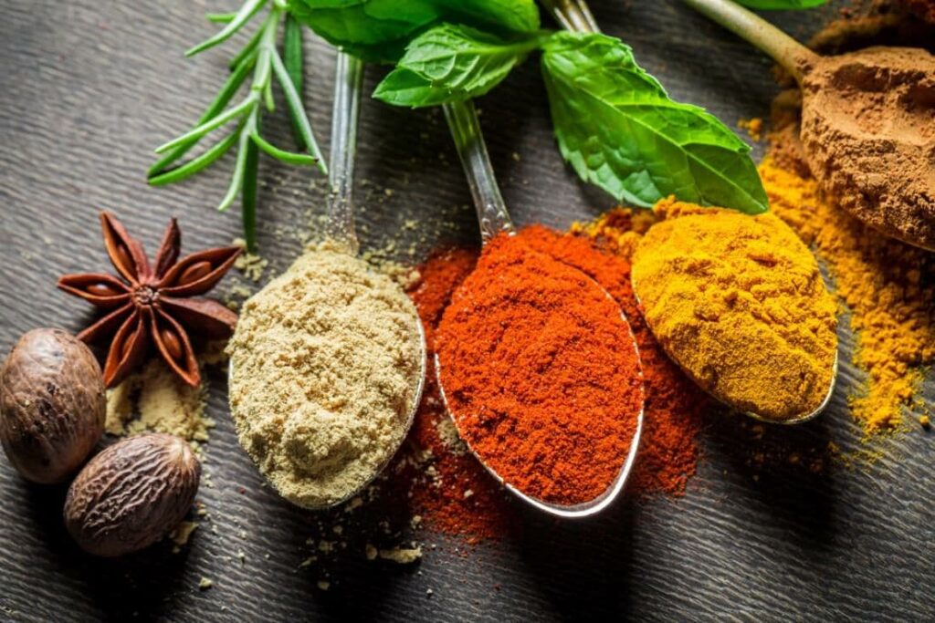 7 اشتباه رایج در آشپزی 4 ادویه
