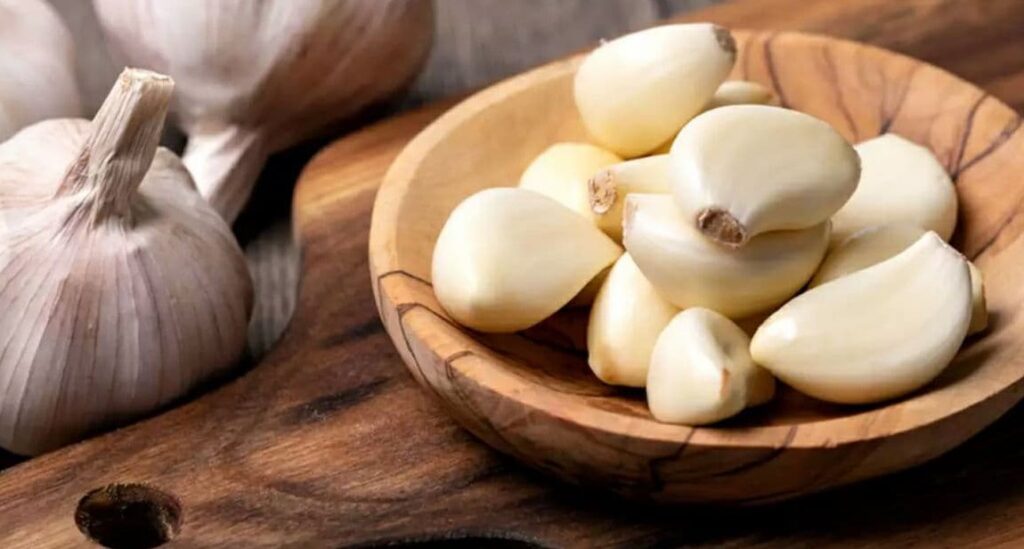 Preservation of raw garlic