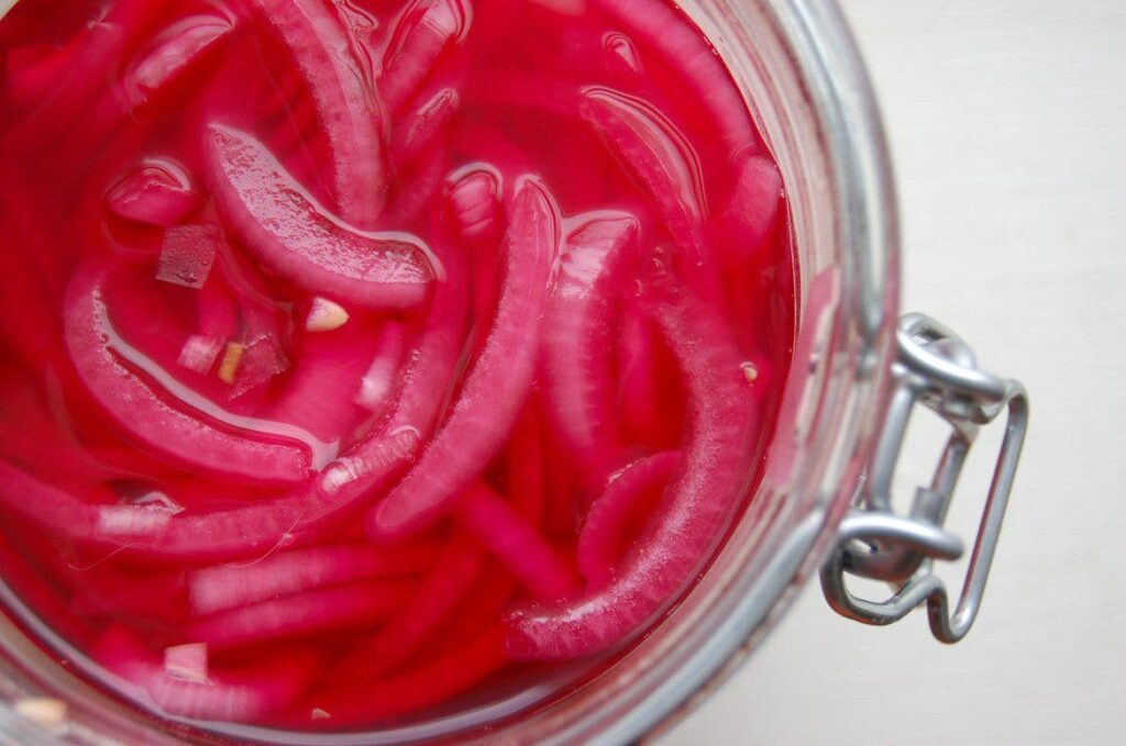 چگونه ترشی پیاز را قرمز و خوشرنگ کنیم؟