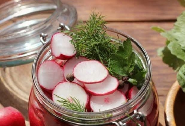 ساده ترین طرز تهیه ترشی تربچه 4 Pickled radishes