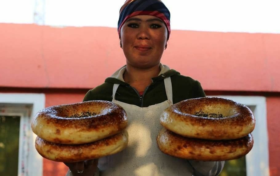 نان ازبکستانی برای صبحانه 2 نان ازبکستانی برای صبحانه