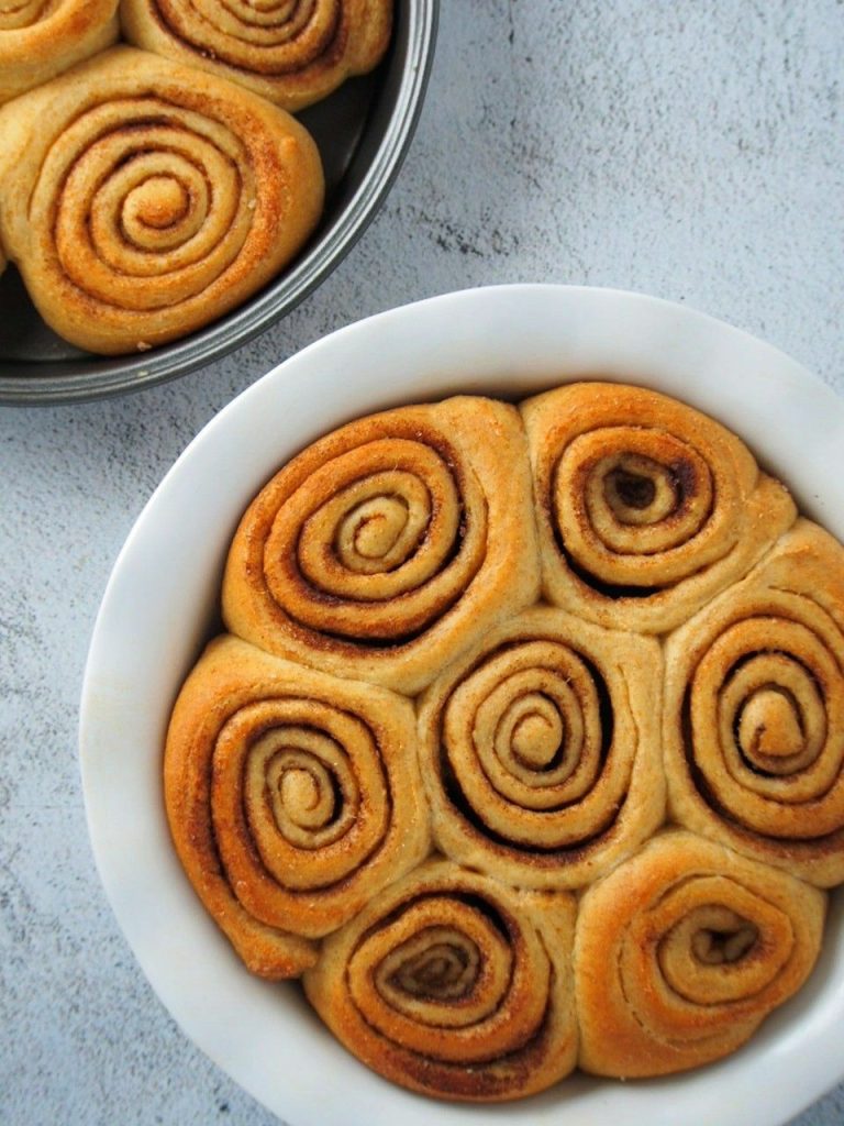 طرز تهیه شیرینی رول دارچین راحت و خوش عطر